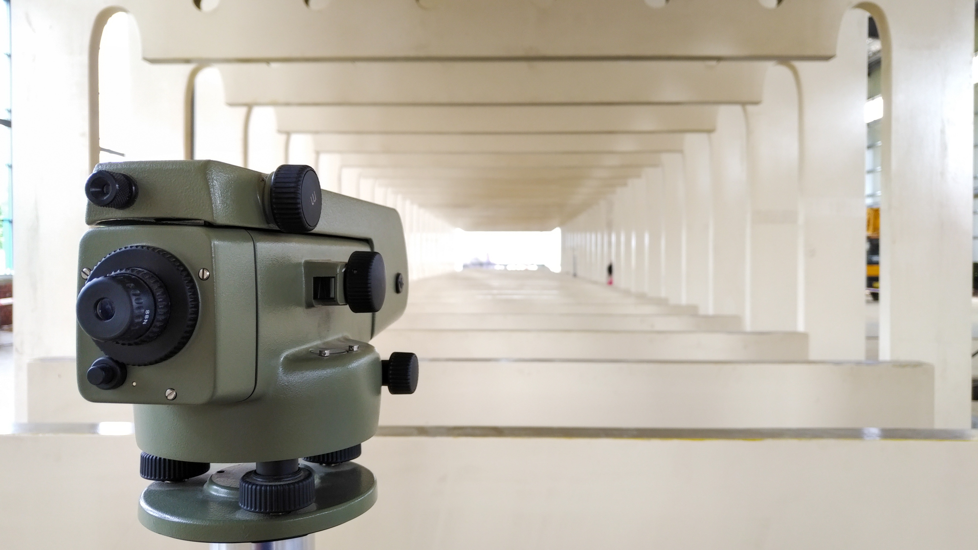 Präzise Höhenausrichtung von Fundamenten und Anlagenteilen